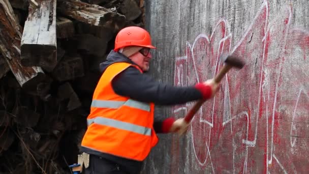 Man met hamer in de buurt van oude muur aflevering 1 — Stockvideo