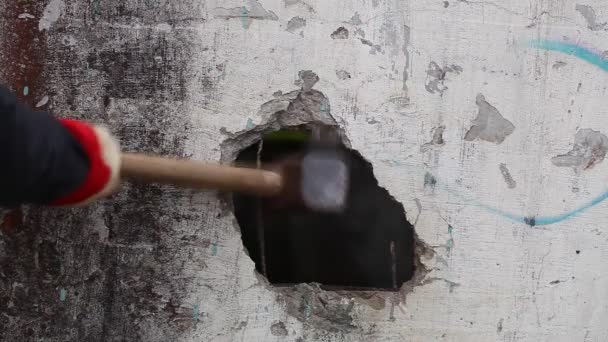 Homem com martelo perto de parede velha episódio 7 — Vídeo de Stock