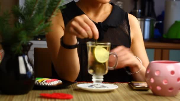 Женщина налила чай в чашку с лимонным эпизодом 2 — стоковое видео