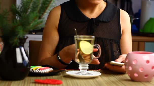 Mujer vierte té en la taza con limón episodio 3 — Vídeo de stock