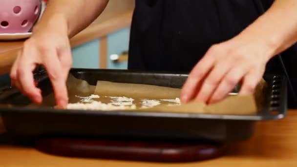 Жінка на кухні готує піцу — стокове відео