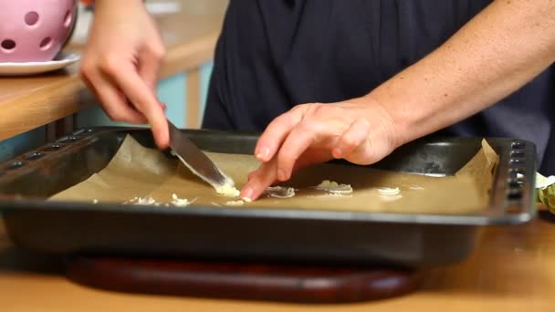 Mujer en la cocina preparando pizza episodio 1 — Vídeos de Stock