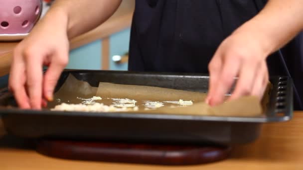 Mujer en la cocina preparando pizza episodio 2 — Vídeos de Stock