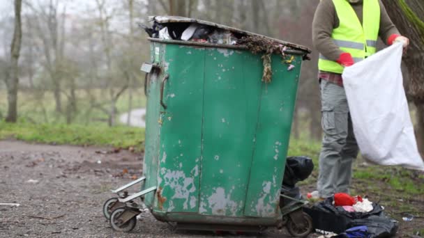 Hommes près de conteneurs de déchets bondés épisode 2 — Video