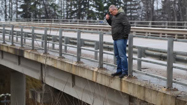 Depresivní muž na mostě epizoda 1 — Stock video