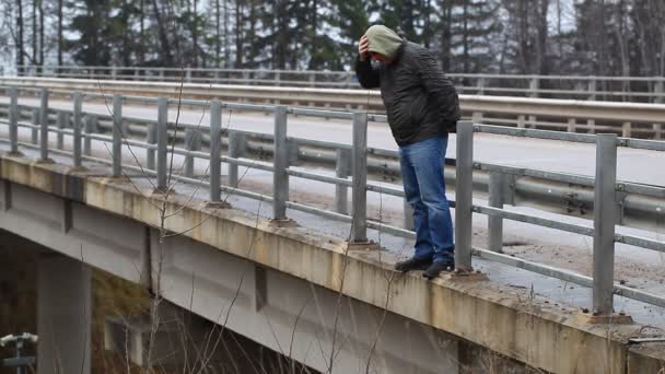 Депрессивный мужчина на мосту, эпизод 2 — стоковое видео