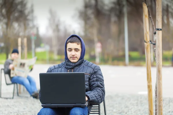 通り上の pc を持つ少年 — ストック写真