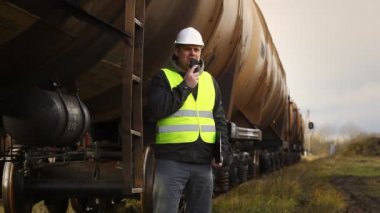 tank vagonları episode 1 yakınındaki demiryolu çalışanı