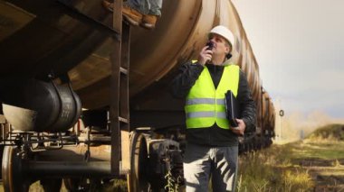 tank vagonları Bölüm 3 yakınındaki demiryolu çalışanı