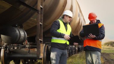 Tank vagonları Bölüm 4 yakınındaki demiryolu çalışanı