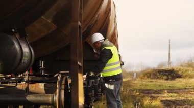 tank vagonları Bölüm 7 yakınındaki demiryolu çalışanı