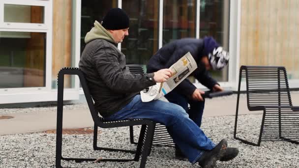 Hombre leyendo en la calle episodio 6 — Vídeo de stock