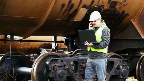 Spoorweg werknemer in de buurt van de tank wagons aflevering 9 — Stockvideo