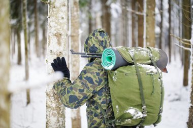 optik tüfek ile avcı