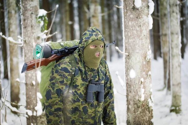 Cazador con rifle óptico y binoculares en el bosque Fotos De Stock Sin Royalties Gratis