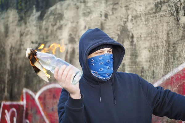 Man met een brandende molotov cocktail op het hands van — Stockfoto