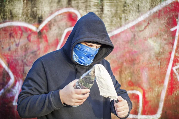 Homem tenta inflamar um coquetel Molotov — Fotografia de Stock