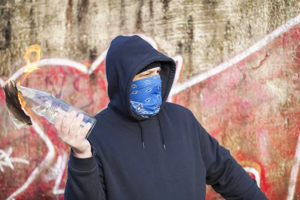 Homem com coquetel Molotov no fundo da parede — Fotografia de Stock