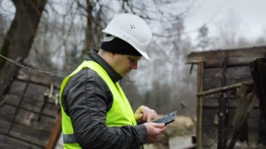 çöken binanın Bölüm 2 yakınındaki tablet ile denetçisi