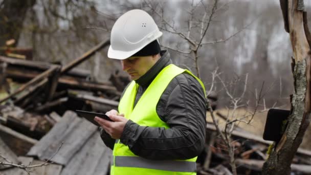 Inspecteur met Tablet PC in de buurt van samengevouwen gebouw aflevering 3 — Stockvideo