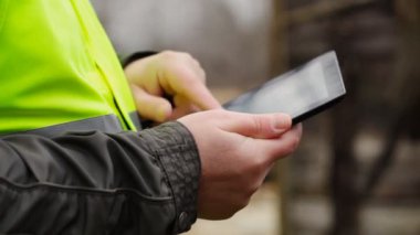 Bina yakınındaki çöken binanın Bölüm 5 tablet pc ile denetçisi
