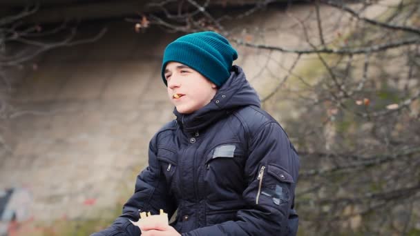 Adolescente comiendo papas fritas episodio 1 — Vídeos de Stock