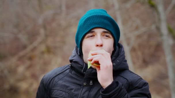 Adolescente comer hambúrguer episódio 1 — Vídeo de Stock