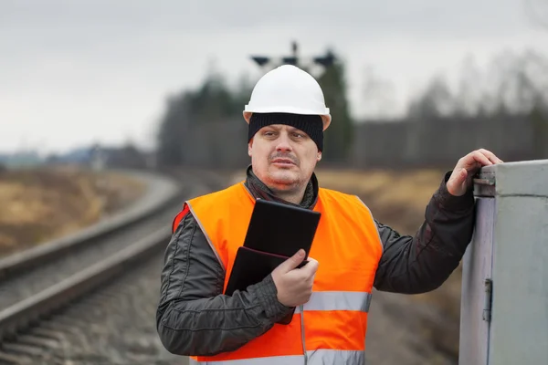 Employé ferroviaire avec tablette PC près du chemin de fer — Photo