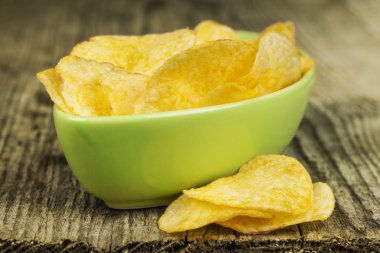 ahşap kurullarında yeşil kase gevrek patates cipsi