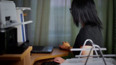 Office Bölüm 5 çalışan kadın