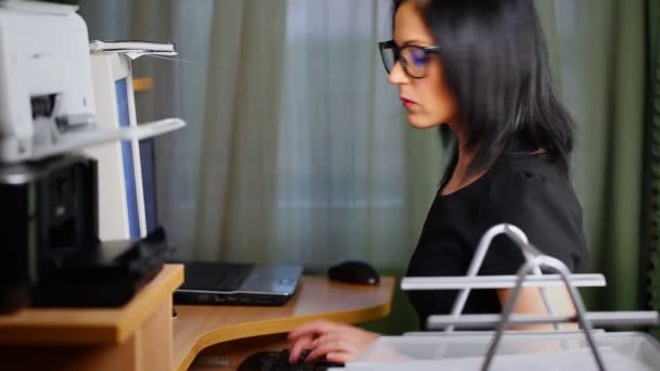 Femme travaillant dans le bureau épisode 4 — Video