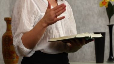 kadın okumak ve İncil'de el Bölüm 3 ile tartışmak