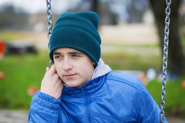 Trauriger Teenager schaukelt im Park — Stockfoto