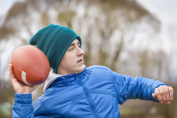Подросток с мячом для регби эпизод 2 — стоковое фото