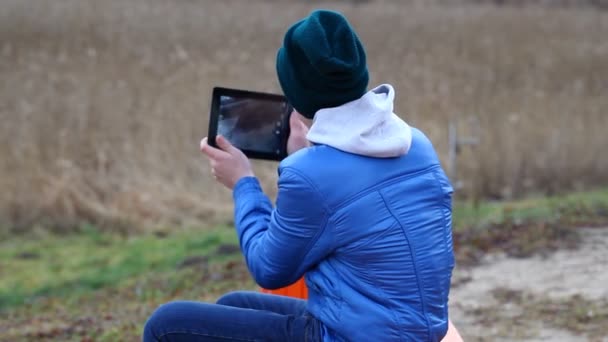 Tonåring med tablet pc episod 4 — Stockvideo