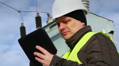 işçi ile tablet pc yakınında trafo Bölüm 3
