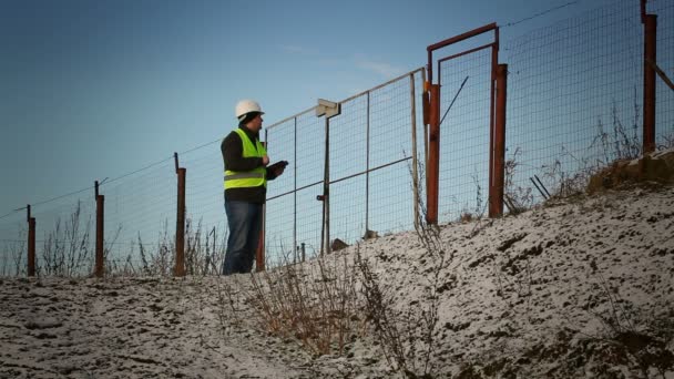 Εργαζόμενος με το pc ταμπλετών, κοντά στο φράχτη επεισόδιο 6 — Αρχείο Βίντεο