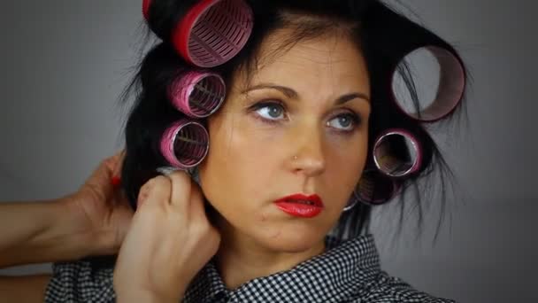 Femme avec des rouleaux de cheveux — Video