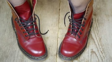 kırmızı deri çizmeler Bölüm 2