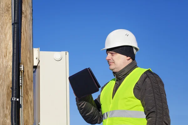 Elektricien inspecteren elektrische leidingen — Stockfoto