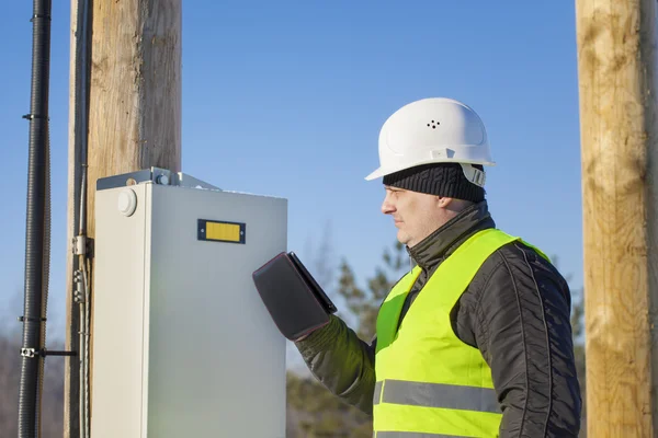 Elektricien met tablet pc inspecteren elektrische leidingen — Stockfoto