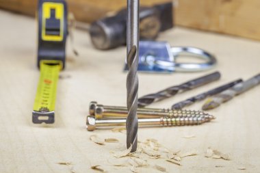 ahşap talaş ve çevresinde araçları içine Delme matkabı