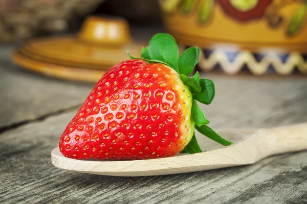 Fresh juicy strawberries on a wooden table — Stock Photo, Image