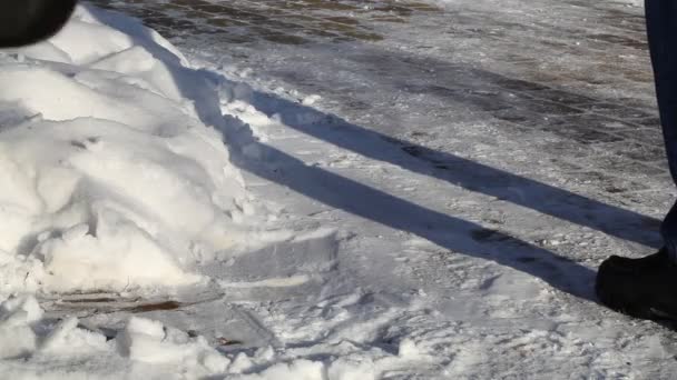Muž s lopatou sníh na chodníku epizoda 1 — Stock video