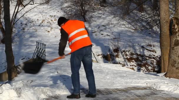 Άνθρωπος με ένα φτυάρι χιόνι στο πεζοδρόμιο επεισόδιο 3 — Αρχείο Βίντεο