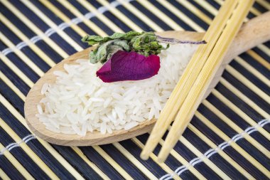 Tahta kaşıkta pirinç