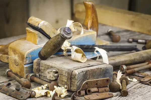 Vieux marteau de menuisier avec d'autres outils de menuiserie sur la table — Photo