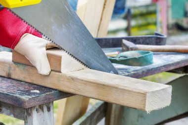 tahta üstünde-e doğru açık çalışma masasında testere marangoz