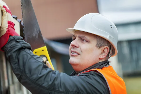 Tischler mit Säge nahe Wurzel im Freien — Stockfoto