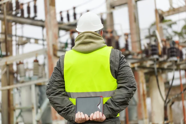 Ingegnere elettrico con tablet PC in sottostazione elettrica — Foto Stock